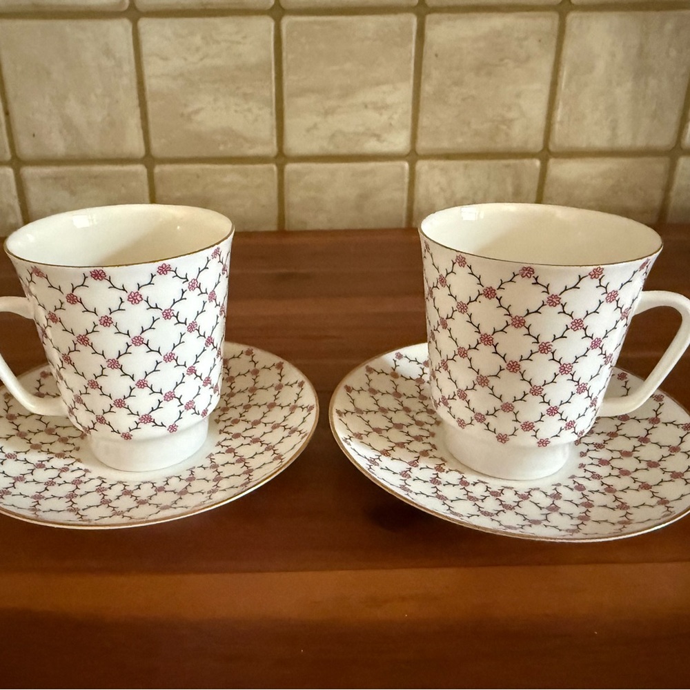 Lomonosov imperial porcelain Elegant White and Red Patterned Set of 2